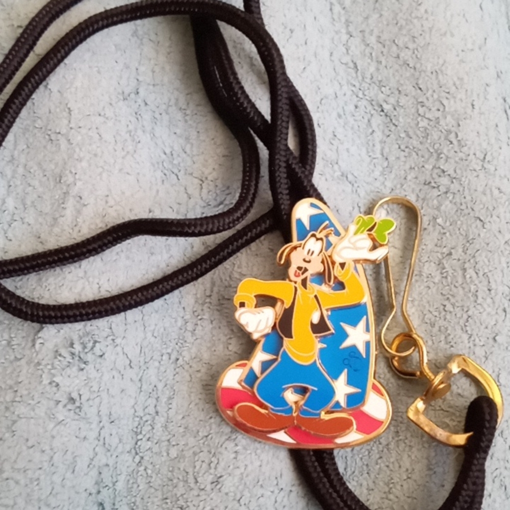 DISNEY GOOFY CAST LANYARD - Picture 1 of 8